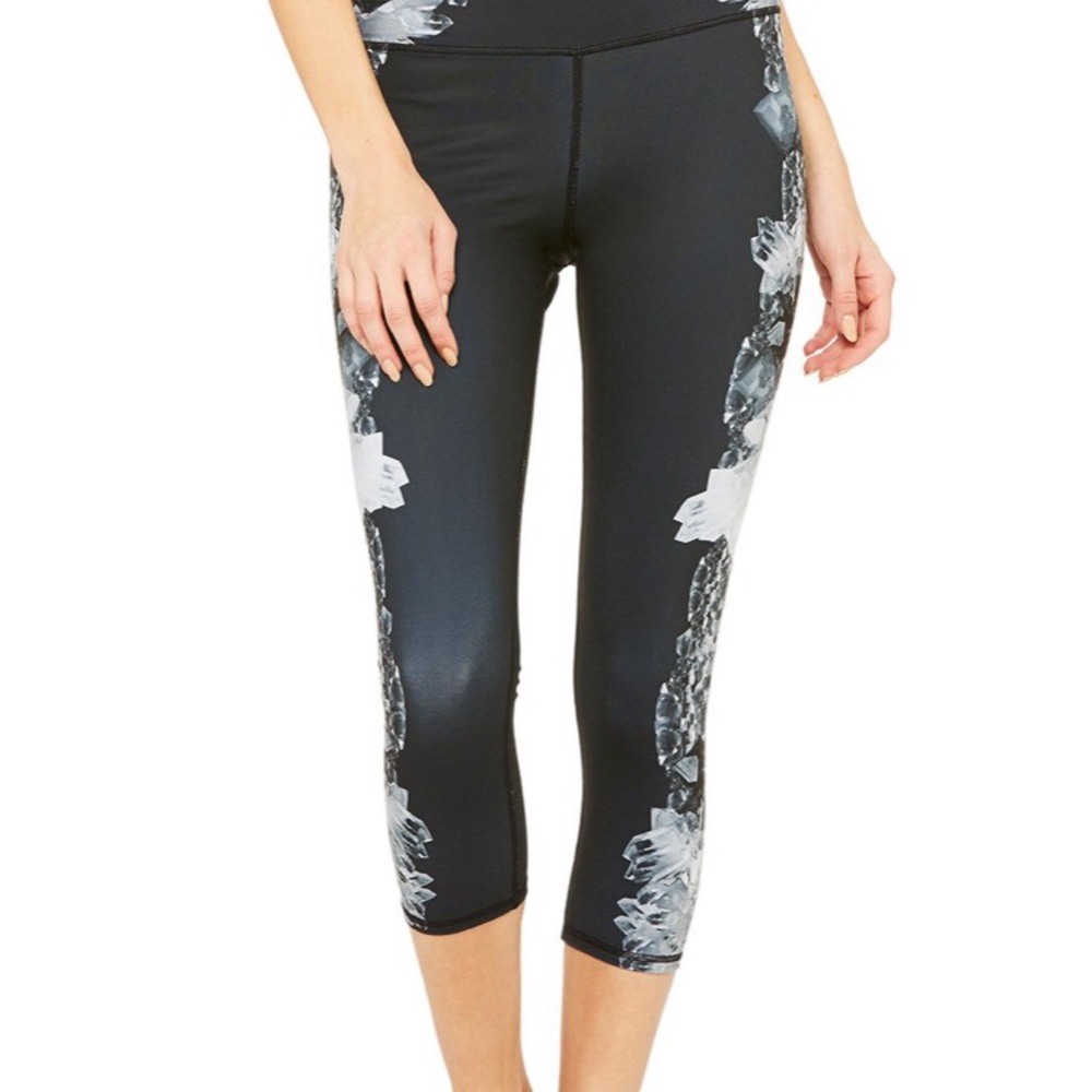 Alo High-Waist Airbrush Capri - Dark Krystal Black